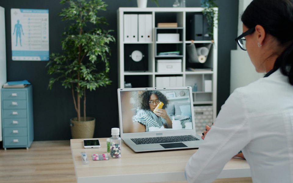 PAMI centraliza sus emergencias con triaje y suma WhatsApp y telemedicina